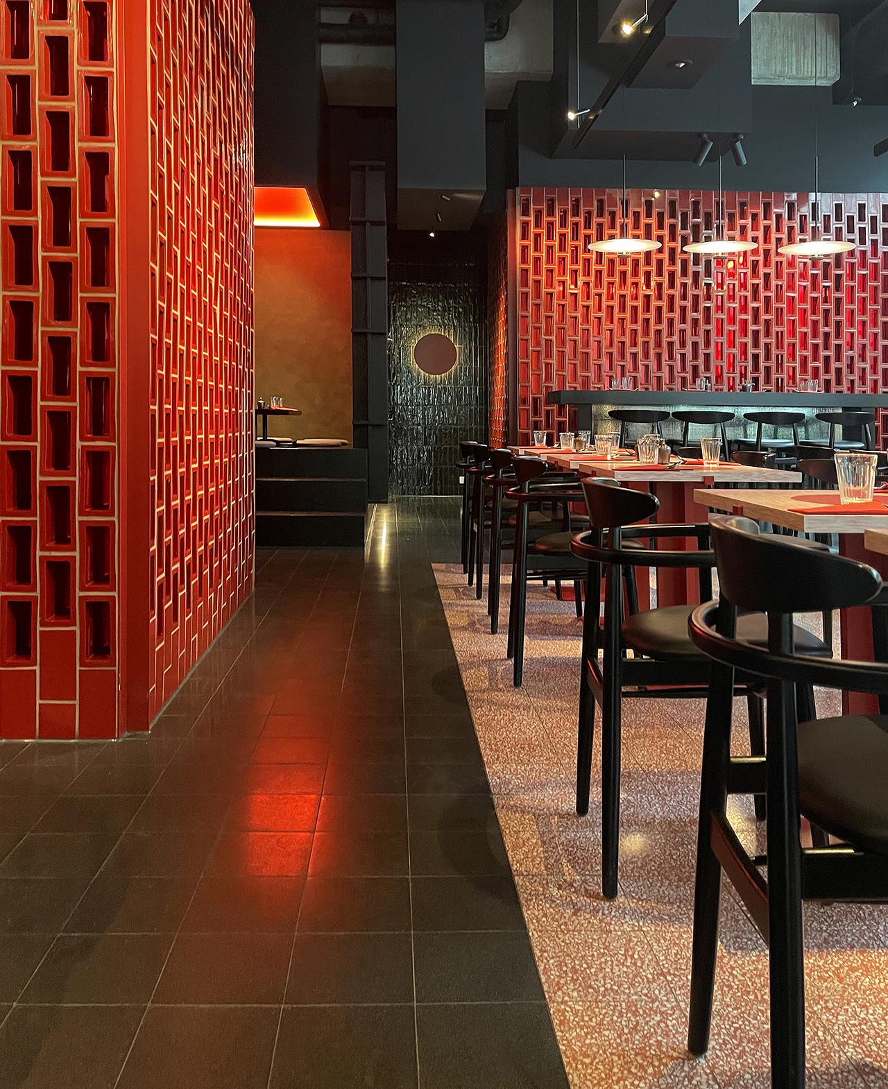 Schwarze und rote Terrazzoplatten von VIA in japanischem Restaurant
