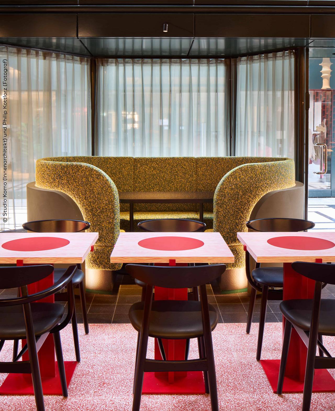 Japanisches Restaurant mit roten VIA Terrazzoplatten, Sofa und Tischen mit Stühlen
