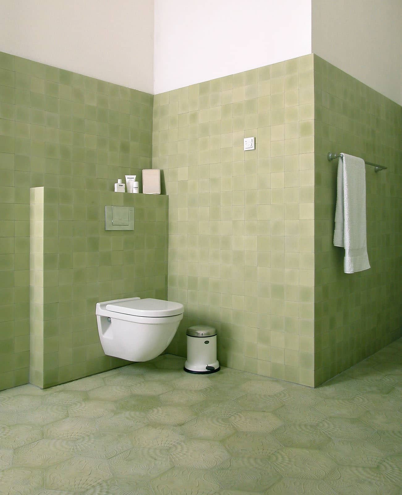 Badezimmer in schlichtem Look mit grünen Terrazzofliesen