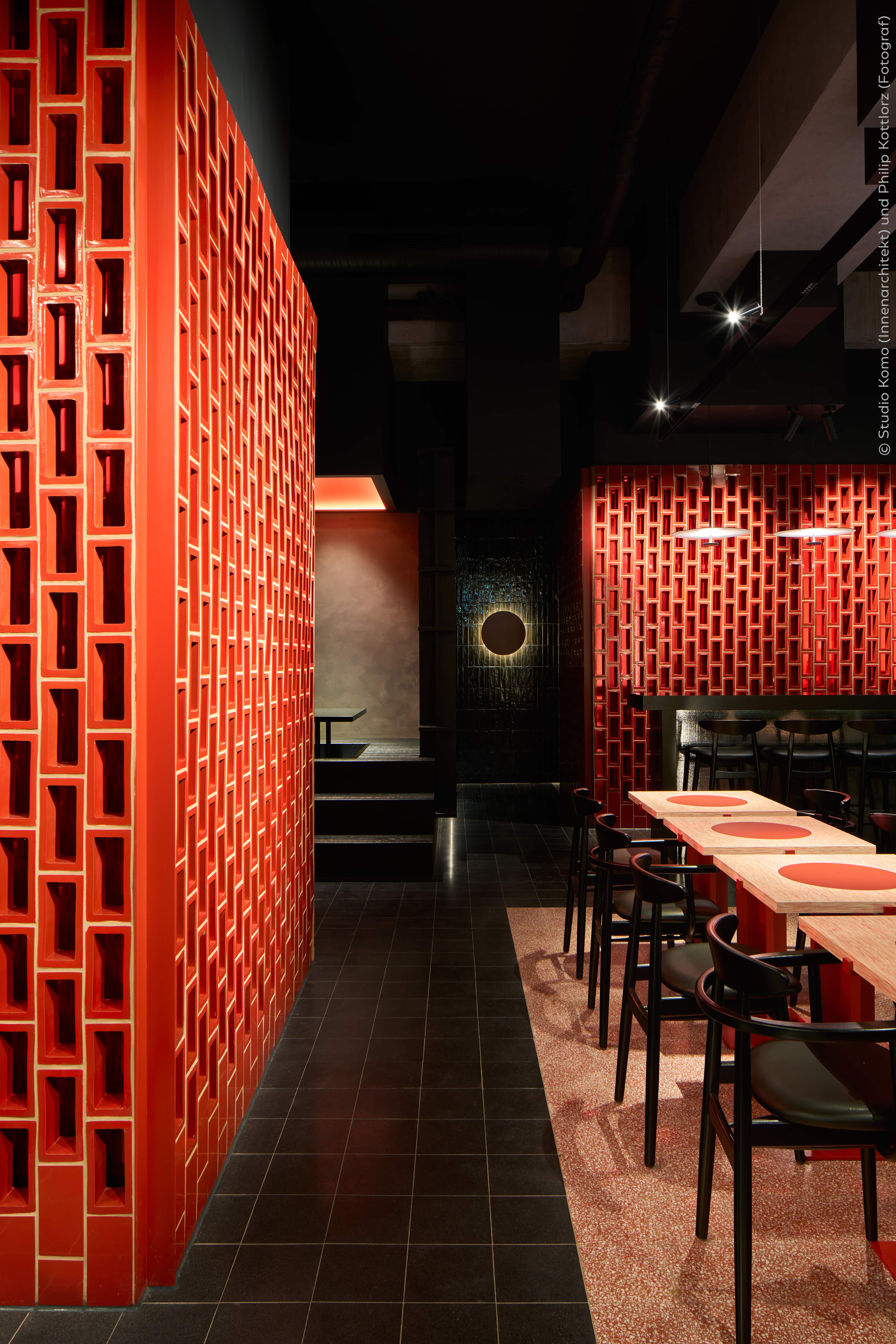 Japanisches Restaurant in Stuttgart mit VIA Terrazzoplatten in rot und schwarz