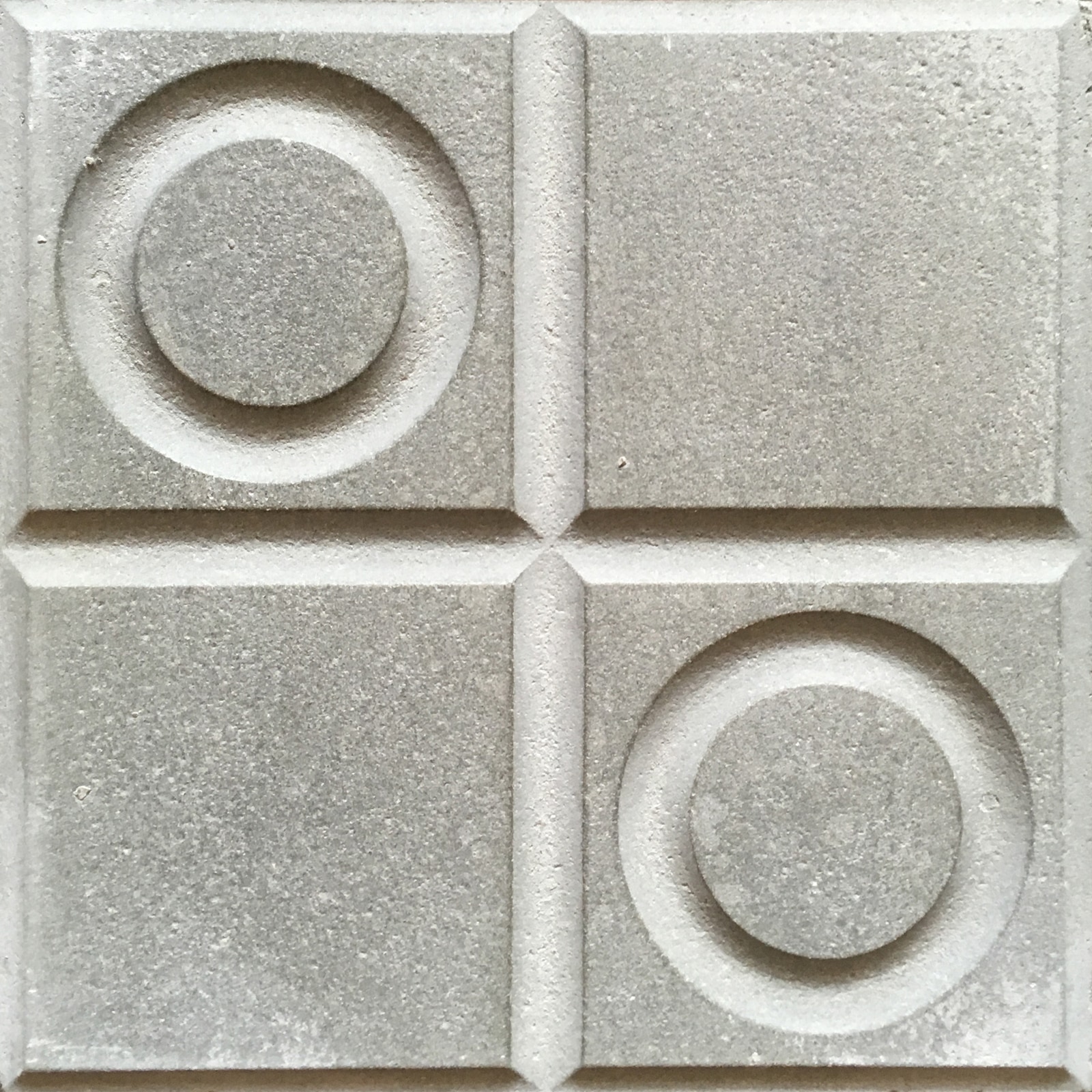 viergeteilte Trottoirplatte mit zwei Kreisen