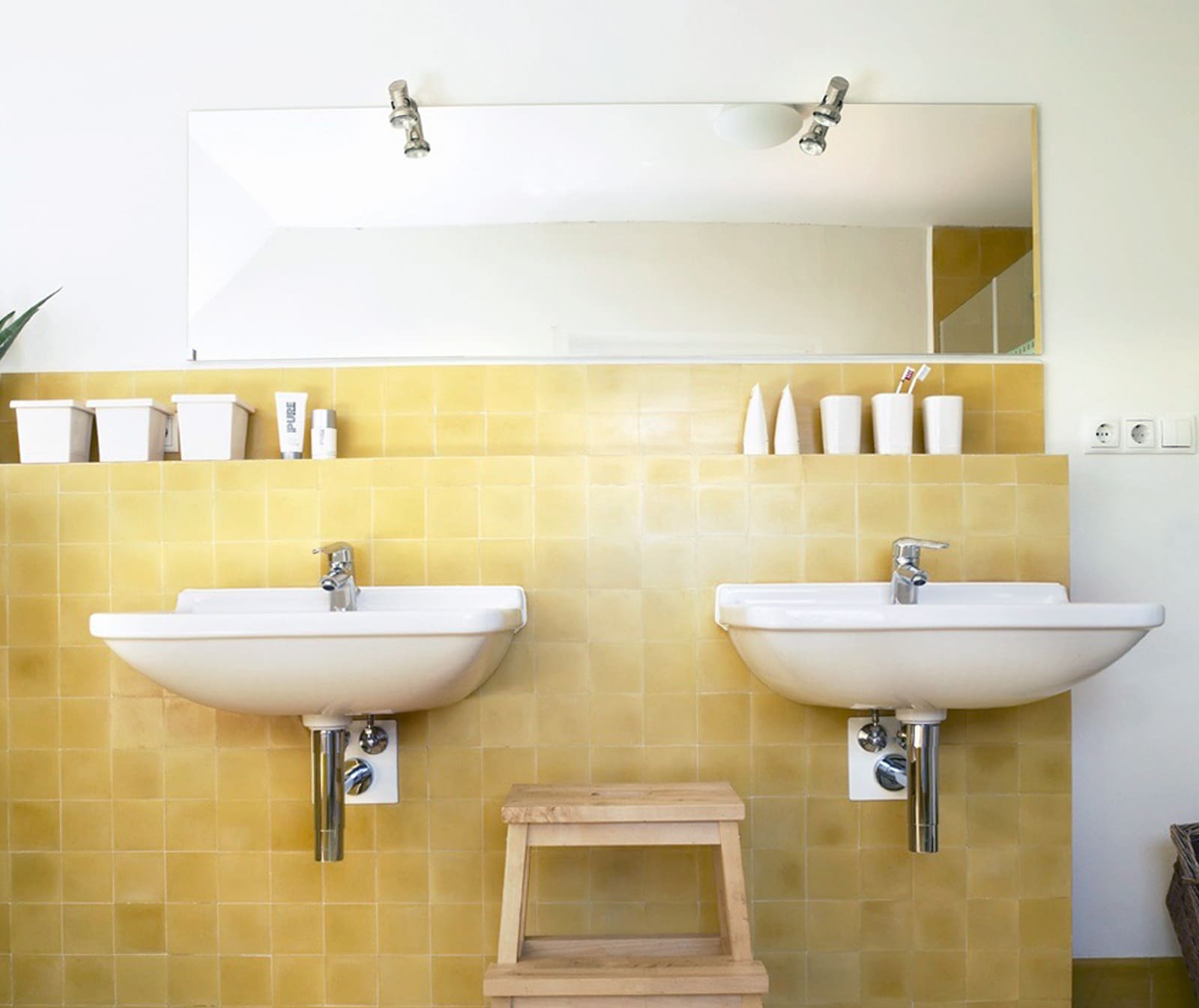 Zwei Waschbecken mit gelben Terrazzofliesen