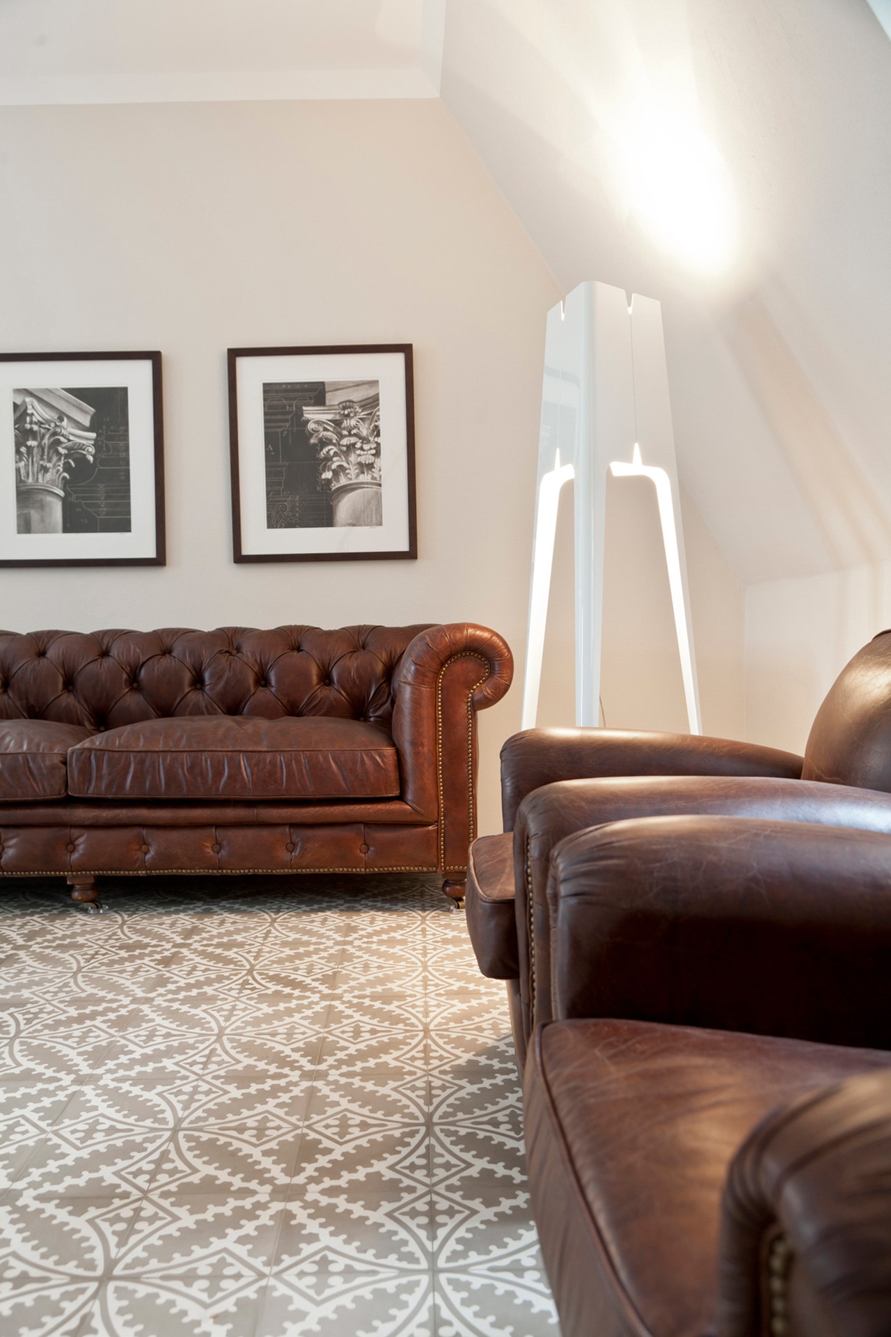 VIA Zementfliese N° 17354 im Wohnbereich in Kombination mit braunen Möbeln