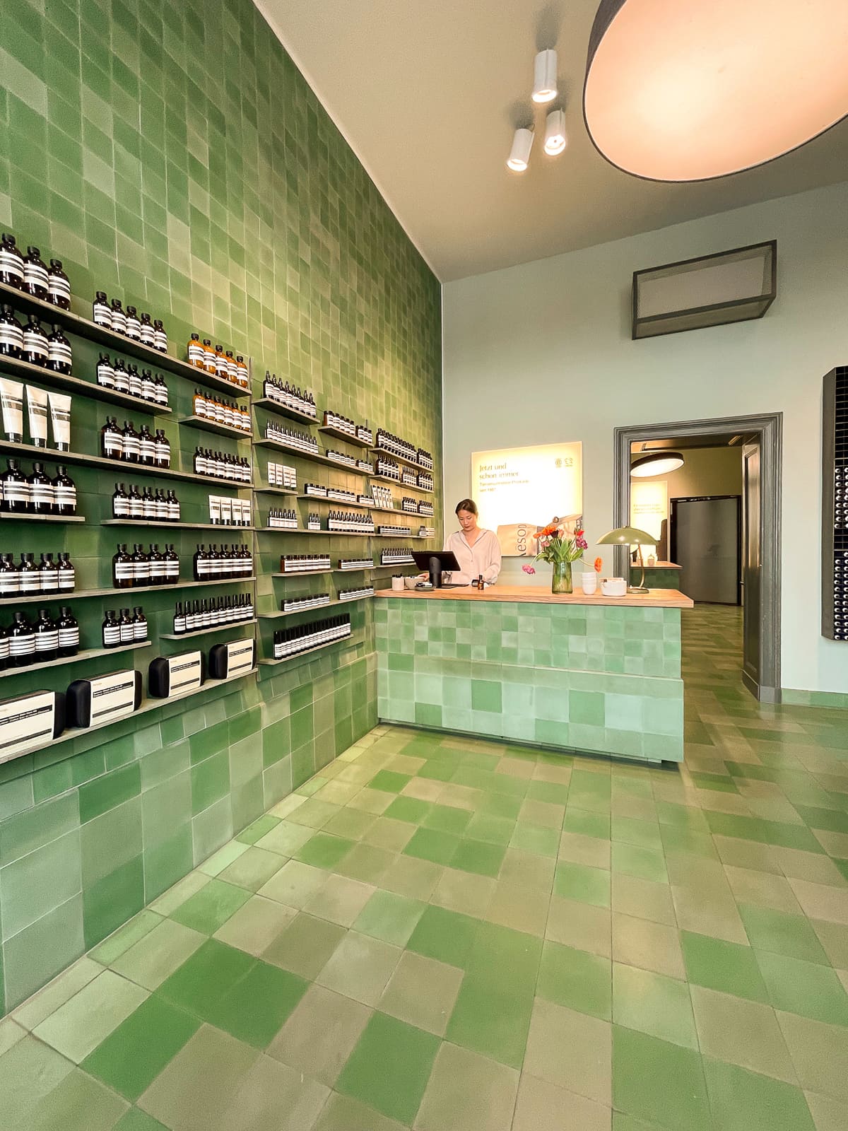 VIA Zementmosaikplatten in grüntönen im Aesop Shop